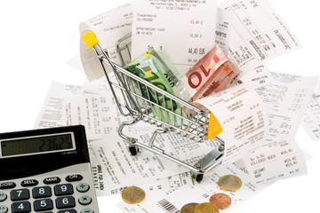 Einkaufswagen, Kassenbons und Geld