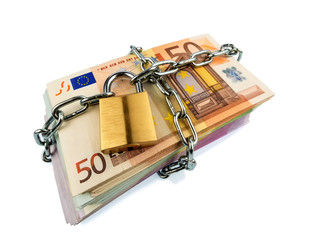 Euro-Geldscheine mit Kette und Vorhängeschloss