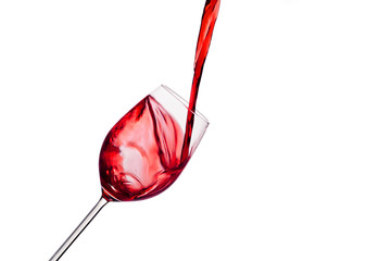 Rotwein wird in ein Weinglas eingegossen