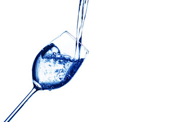Wasser wird in ein Wasserglas eingefüllt
