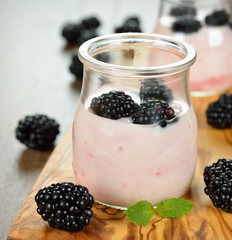 Yogurt with blackberries