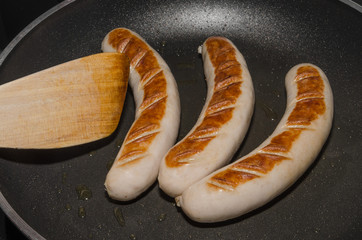 Drei Bratwürste in der Bratpfanne 3