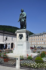 Obraz premium Mozart-Denkmal am Mozartplatz, Salzburg