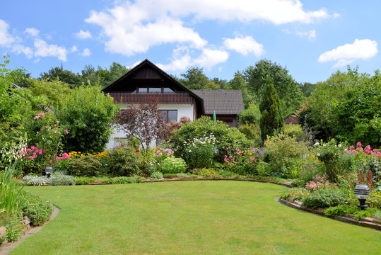 Gartenanlage im Sommer