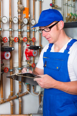 Handwerker kontrolliert die Heizungsanlage