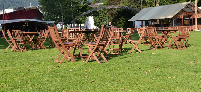 tables et chaises sur pelouse verte
