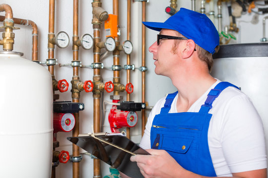 Handwerker kontrolliert die Heizungsanlage