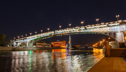Fototapeta na wymiar Moskva River and bridge
