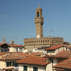 Fototapeta na wymiar Imponujący Palazzo Vecchio (Stary Pałac) dominuje nad dachami