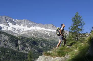 Fototapeta na wymiar trekking sulle Alpi, Parco Nazionale Gran Paradiso, Italia