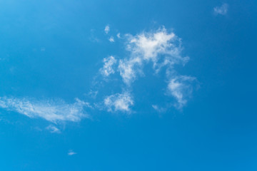 Naklejka na ściany i meble Błękitne niebo z chmurami