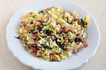 Pasta mit Schinken und Gemüse