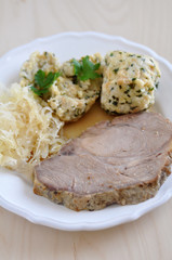 Schweinebraten mit Knödel und Sauerkraut