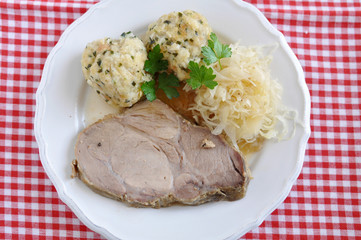 Schweinebraten mit Knödel und Sauerkraut