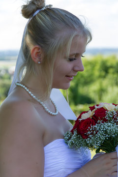 junge Braut mit Brautstrauß