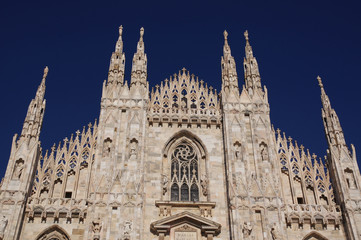 Fototapeta na wymiar Milan Duomo i Katedra Narodzenia Najświętszej Marii Panny