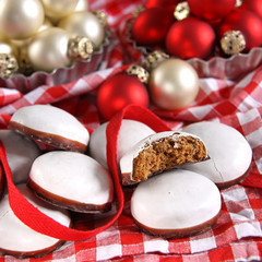 pfeffernüsse in weihnachtsdeko