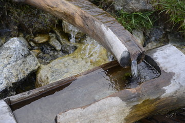 Brunnen im Gebirge