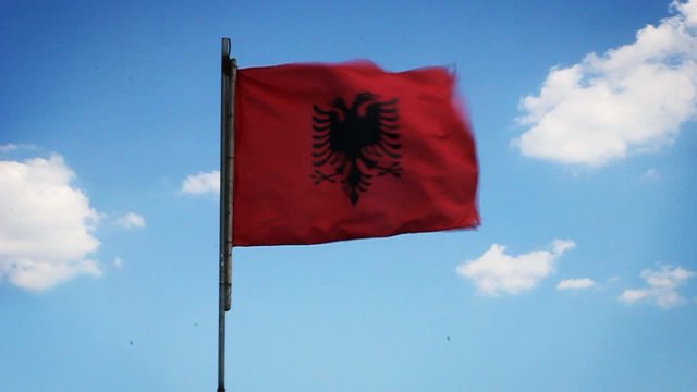wehende albanische Flagge