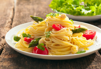Spaghetti with fresh green asparagus