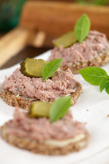 Vollkornbrot mit Leberwurst