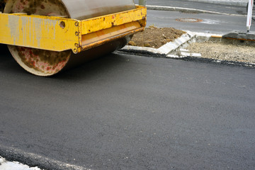 Strassenwalze auf frischen Asphalt
