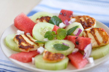 Melonensalat mit Grillkäse