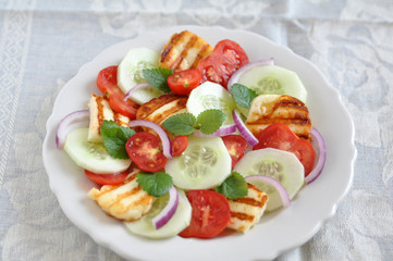 Griechischer Salat mit gegrilltem Halloumi