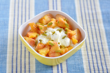 Pfirsich Joghurt mit Pistazien