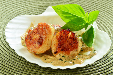 Seared scallops with creamy herb butter sauce