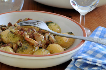 L'assiette de fricassée de patates aux lardons