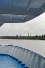 Fototapeta na wymiar Rzeka krajobraz z części pokładu okrętu.