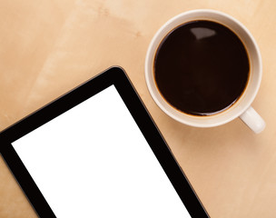 Obraz na płótnie Canvas Tablet PC z pustej przestrzeni i filiżankę kawy na biurku