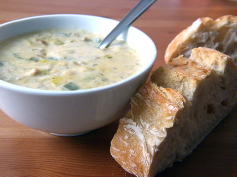K&auml;sesuppe und Baguette