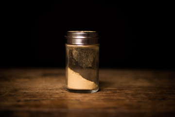 Spice shaker with powdered garlic