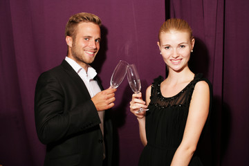 junges schickes Paar