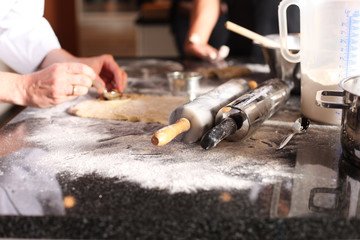 rohen Teig verarbeiten