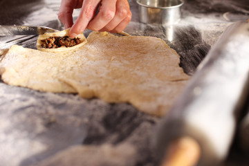 Teigtaschen zusammenklappen