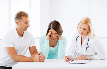 Obraz premium doctor with patients in cabinet