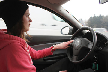 junge Frau beim Auto fahren