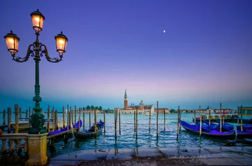 Poster Venedig, Straßenlaterne und Gondeln auf Sonnenuntergang und Kirche. Italien © stevanzz