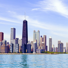 Fototapeta na wymiar Chicago skyline z błękitne niebo jasne