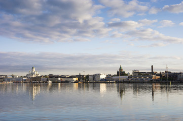 Fototapeta na wymiar Panorama Helsinki - morze na pierwszym planie