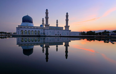 Obraz premium Likas floating mosque at Sabah, Borneo, Malaysia