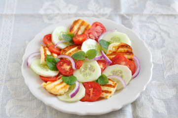 Griechischer Salat mit gegrilltem Halloumi