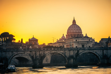 Fototapeta na wymiar Katedra Świętego Piotra w Rzymie o zmierzchu