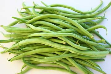 haricots verts crus, agrandi sur fond blanc