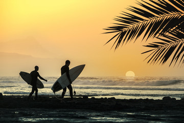 Surfer im Abendrot