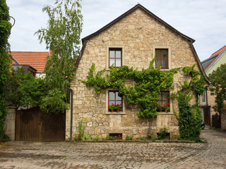 Fototapeta na wymiar Stary dom w lecie Hausen