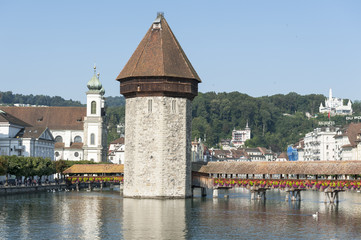 Fototapeta na wymiar Lucerna, zabytkowych budynków, Kaplica Bridge i Water Tower